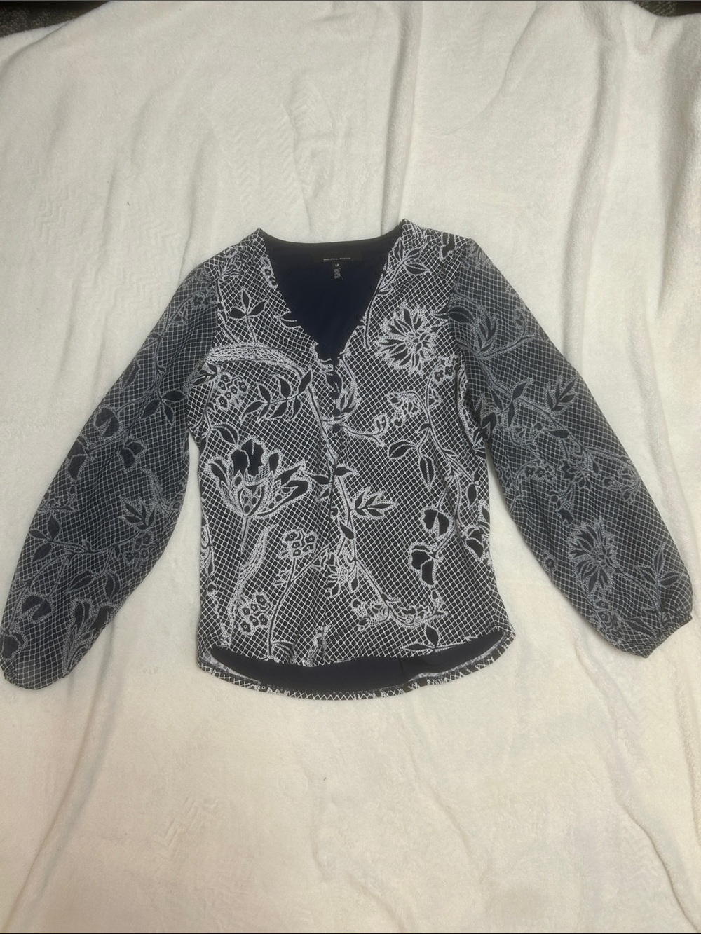 White House Black Market Women’s Blouse Navy and White Floral V Neck Size SP